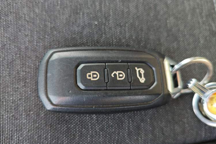 Used JMC Fushun 2023 2.0T Automatic Mid-Range Mid-Roof Commercial Multi-Purpose 7-Seater Passenger Vehicle Vehicle Key