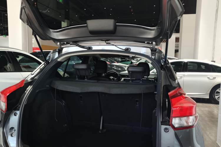 Used Nissan Kicks 2018 1.5L CVT Smart Connect Luxury Edition Trunk