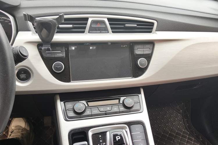 Used Geely Auto Emgrand X7 Sport 2020 1.8TD DCT Two-Wheel Drive Zhiya Model Audio And AC Panel