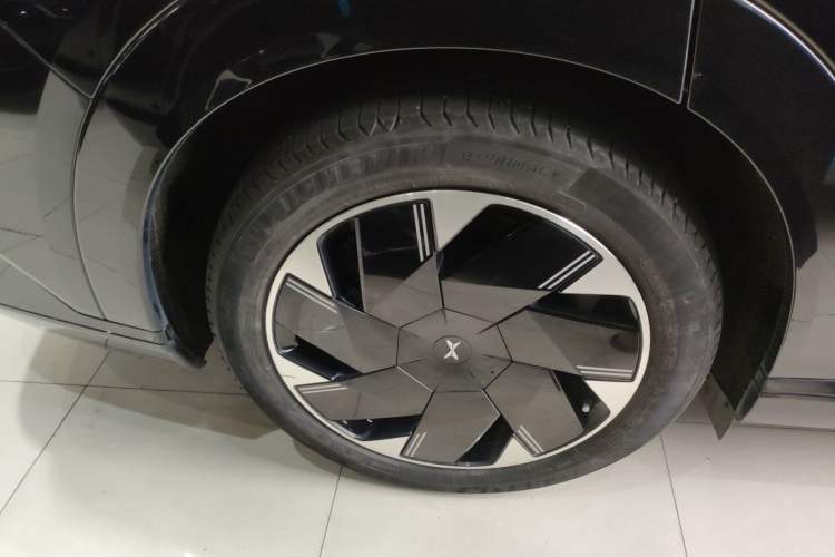 Used XPeng X9 2024 702 Ultra-Long Range Max Right Rear Wheel Hub