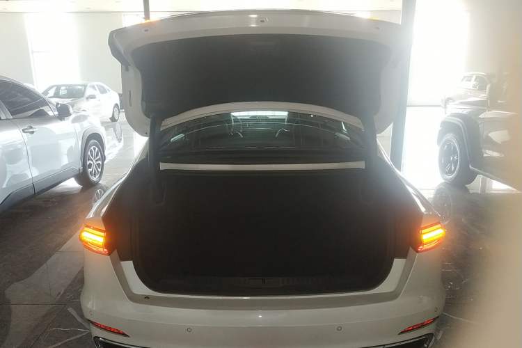 Used Lincoln Z 2022 iEnjoy Luxury Edition Trunk