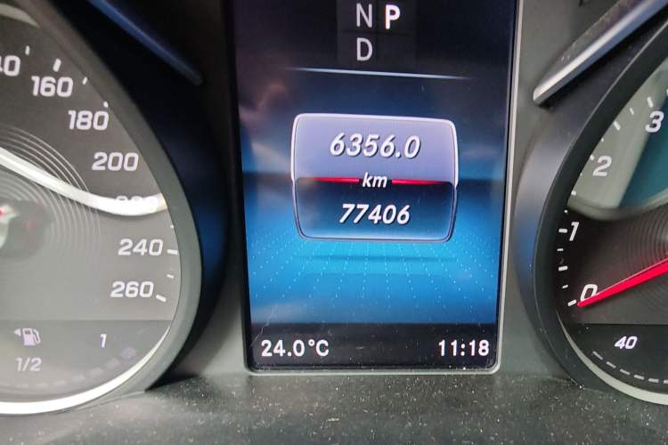 Used Mercedes-Benz V-Class 2020 V 260 Avantgarde Edition Odometer Close Up