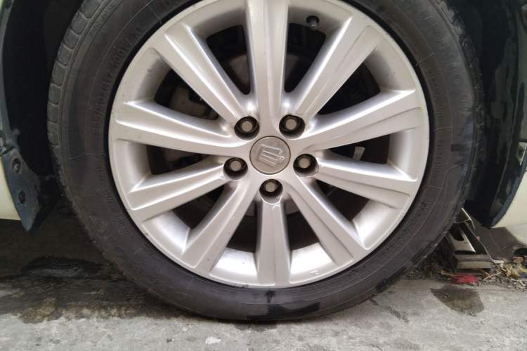 Used Toyota Crown 2011 2.5L Royal Special Edition with Leather and Sunroof Right Front Wheel Hub