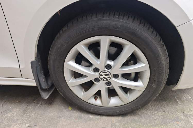 Used Volkswagen Sagitar 2012 1.4TSI Automatic Luxury Edition Right Front Wheel Hub