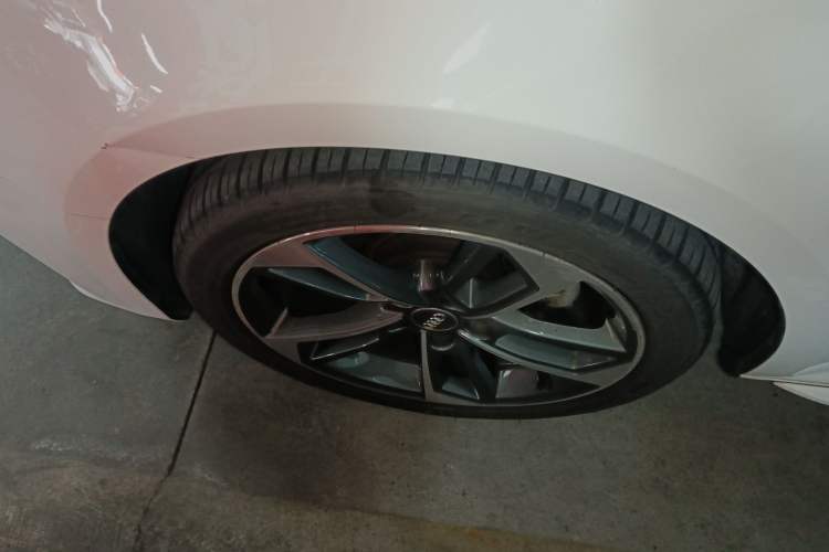 Used Audi A4L 2018 30th Anniversary Edition 40 TFSI Trendy Model Left Front Wheel Hub