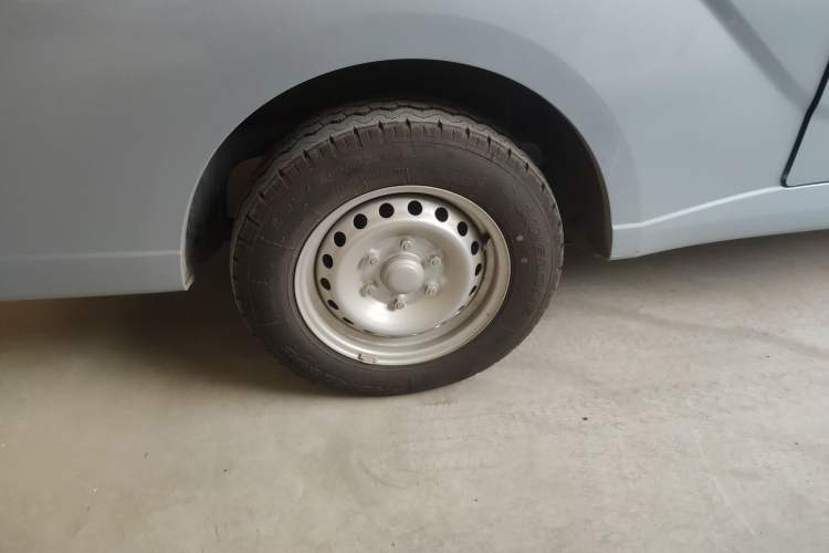 Used Wuling Yangguang 2024 300KM Comfort Version Passenger Van 75kW
