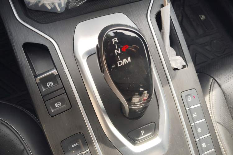 Used Wey VV6 2020 2.0T Two-Wheel Drive Smart Protection+