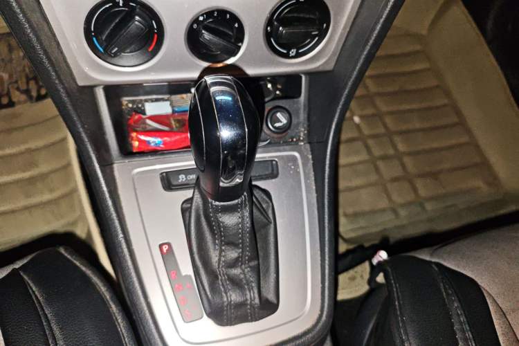 Used Volkswagen Lavida 2013 Revised Classic 1.6L Automatic Fashion Edition Gear Lever