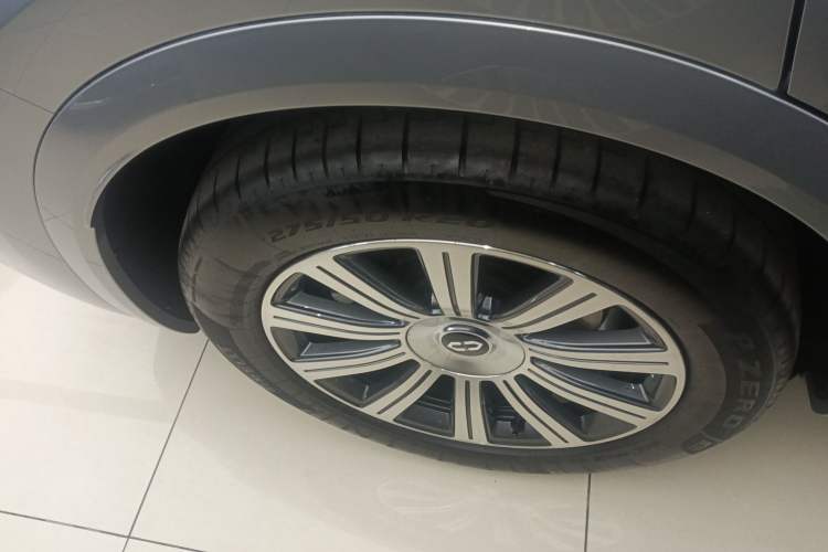 Used Hima AITO M8 2025 Extended-Range Max+ Version 53.4 kWh 5-Seater Edition Right Rear Wheel Hub
