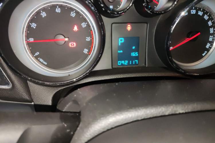 Used Buick Encore 2014 1.4T Automatic Two-Wheel Drive Urban Elite Model Odometer Close Up