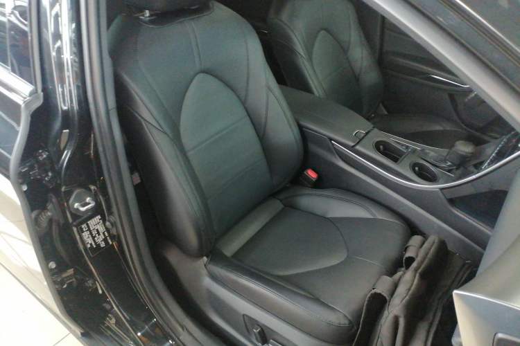 Used Toyota Avalon 2019 Dual-Engine 2.5L Luxury Edition China VI Standard