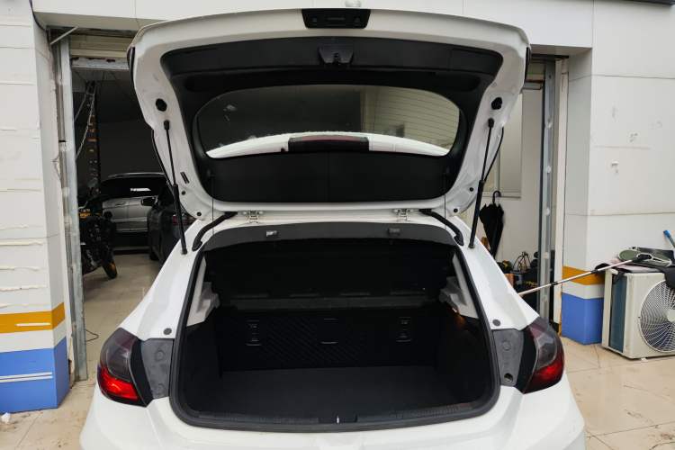 Used Chevrolet Cruze 2017 1.5L Hatchback Automatic Pioneer Sunroof Edition