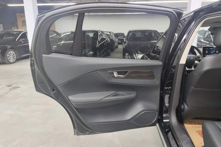 Used Hongqi E-QM5 2022 431 km Charge & Enjoy Edition
