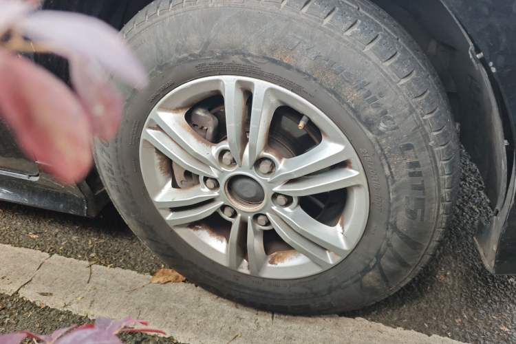 Used SAIC MAXUS G10 2016 2.0T Automatic Elite Edition Right Front Wheel Hub