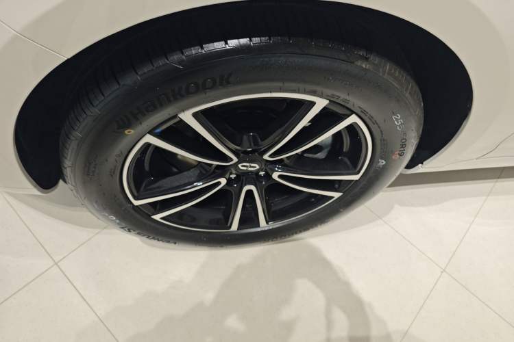 Used Hima AITO M5 2025 Extended-Range Ultra Rear-Wheel-Drive Version Left Front Wheel Hub