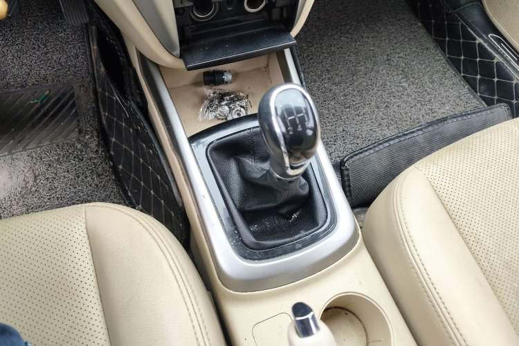 Used CHANGAN Eado 2015 1.6L Manual Luxury Model China IV Standard Gear Lever