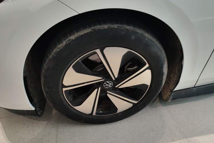 Used Volkswagen ID.7 VIZZION 2024 AIR model Left Front Wheel Hub