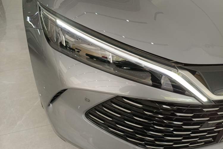 Used BYD Qin L 2025 DM-i Smart Drive 120KM Superior Model Right Front Headlight