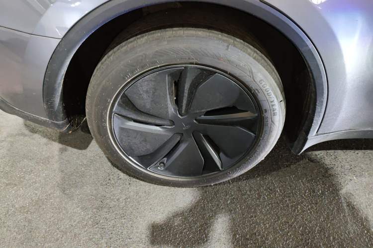 Used Tesla Model Y 2025 Rear-Wheel-Drive Version Right Rear Wheel Hub