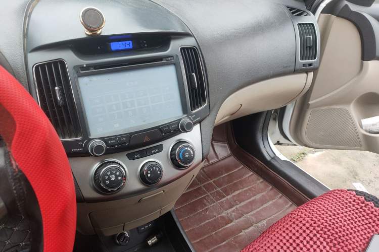 Used Hyundai Celesta 2011 1.6L Manual Luxury Model Audio And AC Panel