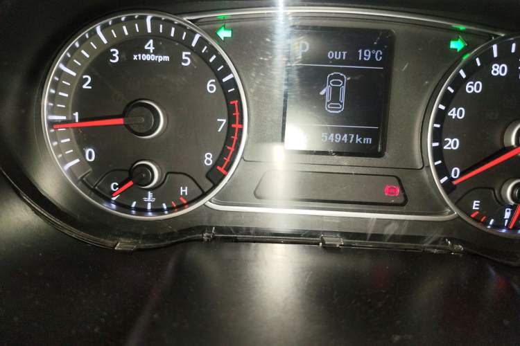 Used Land X7 2015 2.0T Panoramic Prestige Edition Odometer Close Up