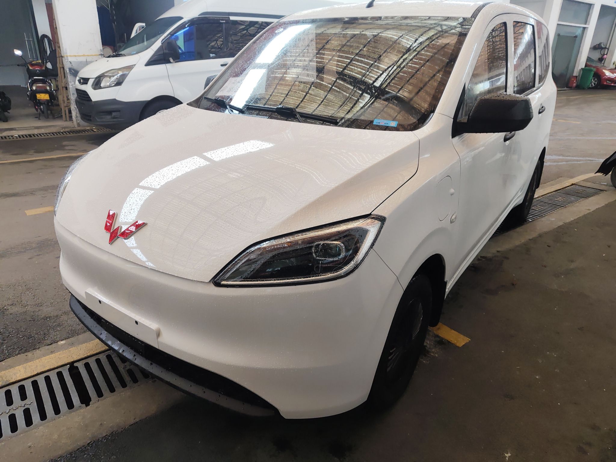 تحت مقدمة السيارة