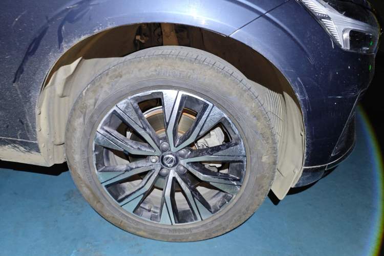 Used Volvo XC60 2024 B5 4x4 Smart Luxury Edition Right Front Wheel Hub