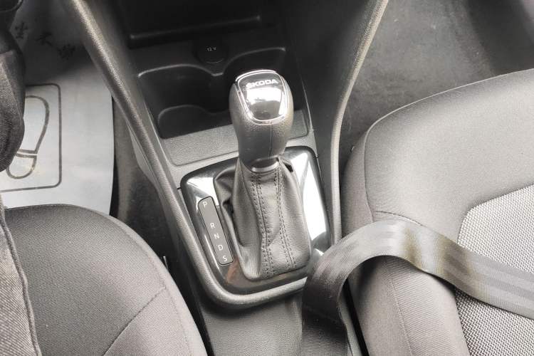 Used Skoda Rapid Spaceback 2016 Revised Version 1.6L Automatic Front-Drive Edition Gear Lever