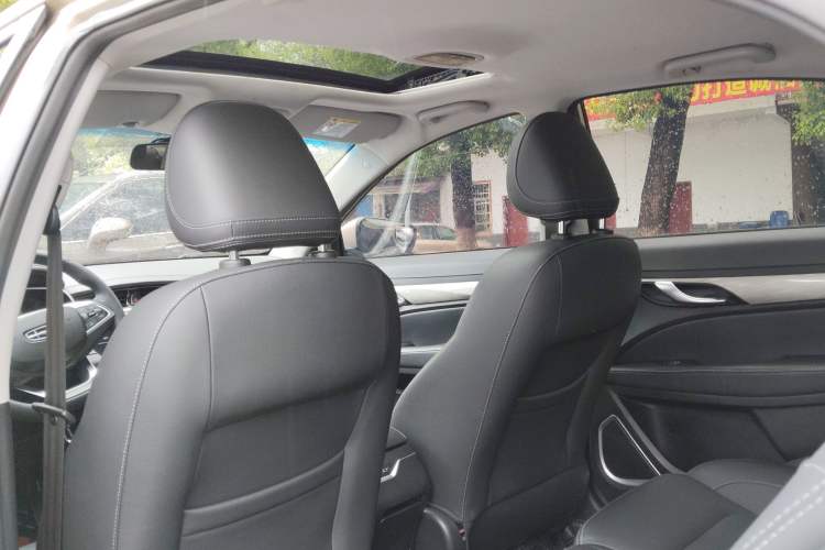 Used Geely Auto Emgrand 2019 Leading Edition 1.5L CVT Upward-Connected Model China VI Standard Headliner