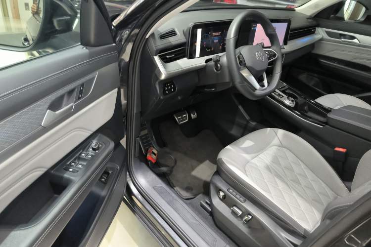 Used Volkswagen Tavendor 2024 380TSI All-Wheel-Drive R-Line Cruise Premium Edition Driver Seat