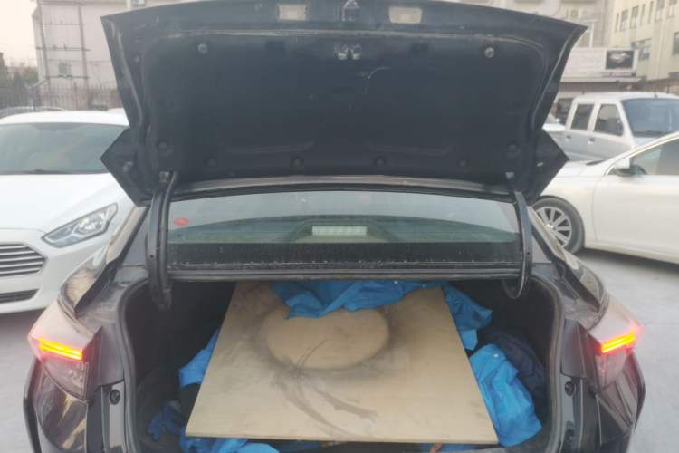 Used Dongfeng Aeolus Yixuan 2022 230T Automatic Adaptive-Beam Knight Edition Trunk