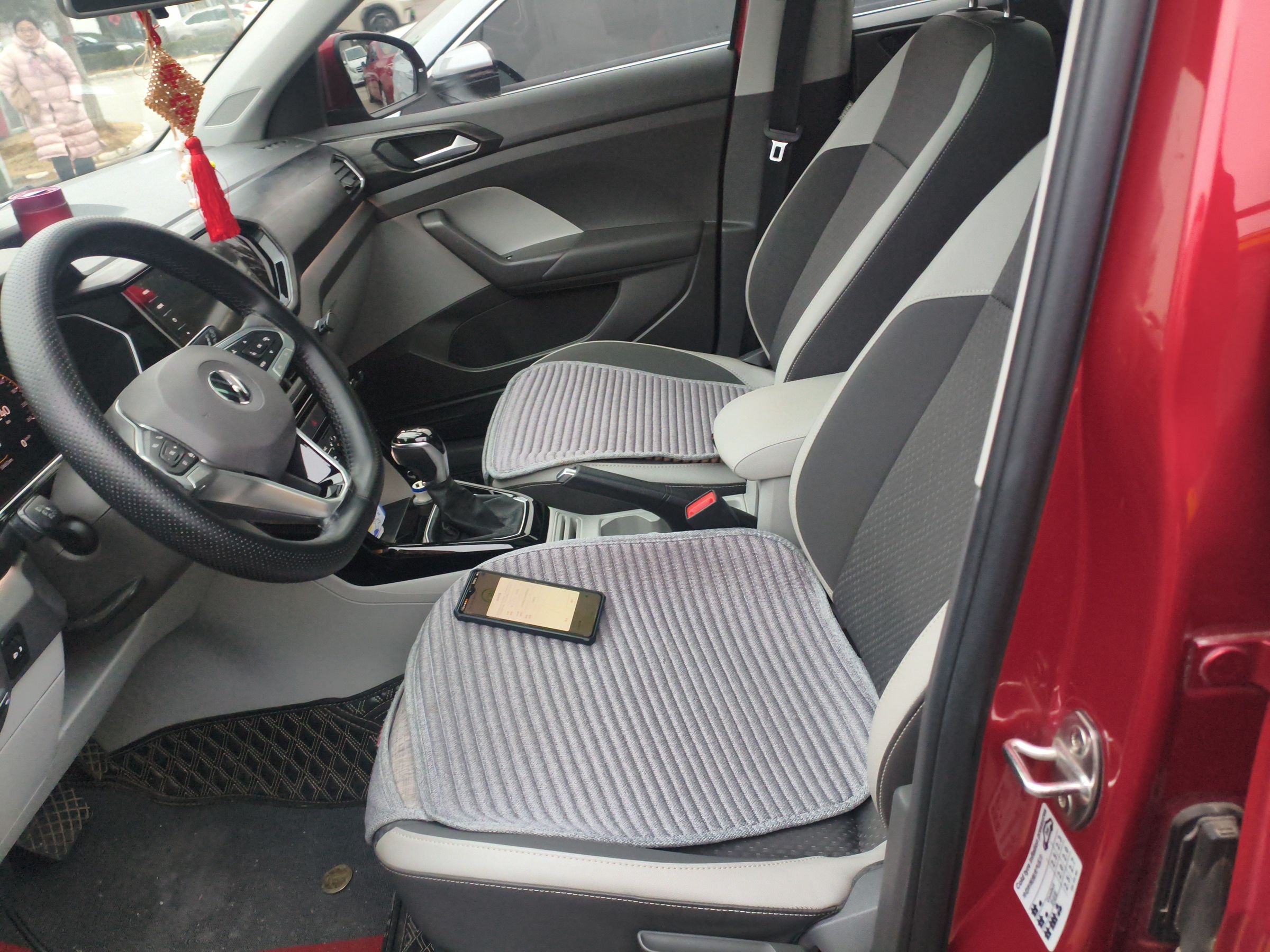 Переднее сиденье в автомобиле