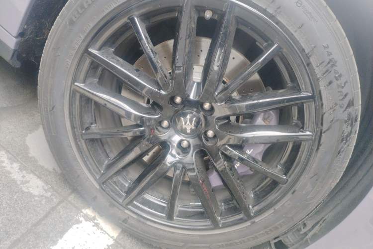 Used Maserati Ghibli 2014 3.0T Standard Edition Right Front Wheel Hub