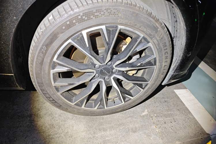 Used Zeekr 7X 2025 100 kWh Long-Range Rear-Wheel Drive with Intelligent Driving Features Right Front Wheel Hub