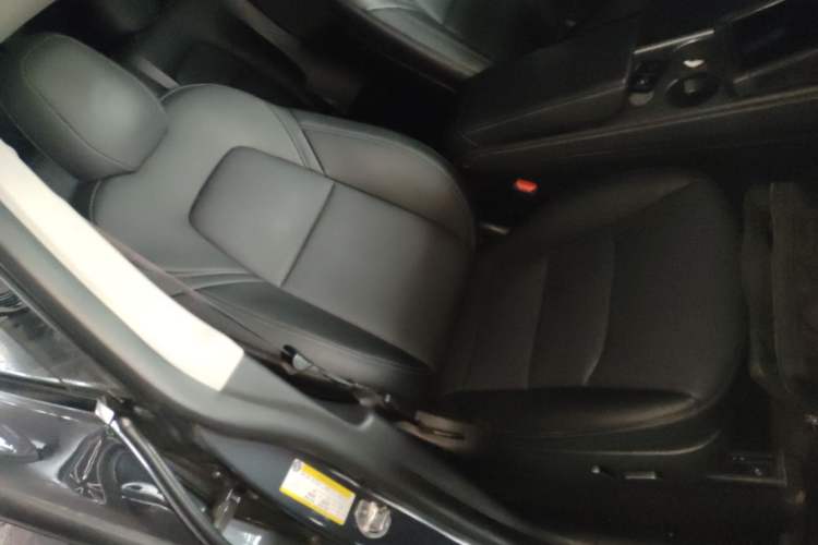 Used Tesla Model Y 2022 Long-Range All-Wheel-Drive Version Right Front Seat