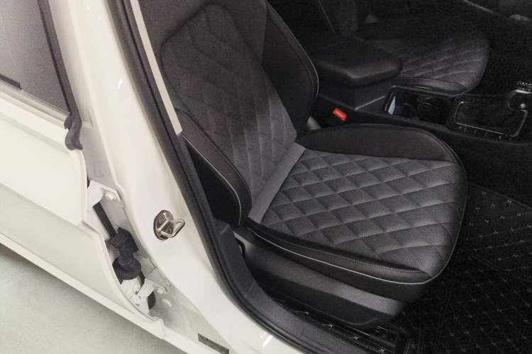 Used Volkswagen Sagitar 2025 300TSI DSG Excellence Edition Right Front Seat