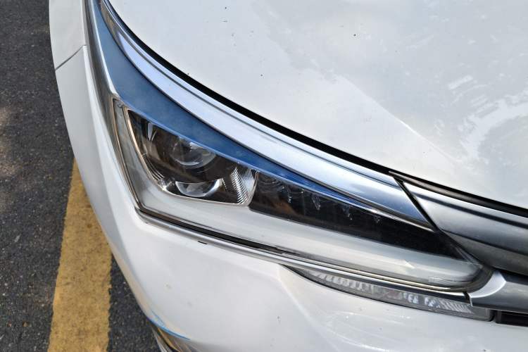 Used Toyota Corolla 2017 Revised Dual-Engine 1.8L E-CVT Leading Edition Right Front Headlight