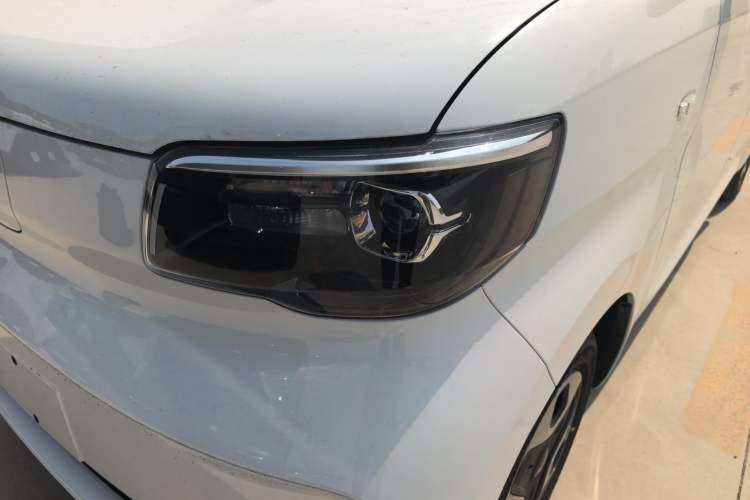 Used Wuling Zhiguang New Energy 2025 Model 305km Ambitious Edition Left Front Headlight