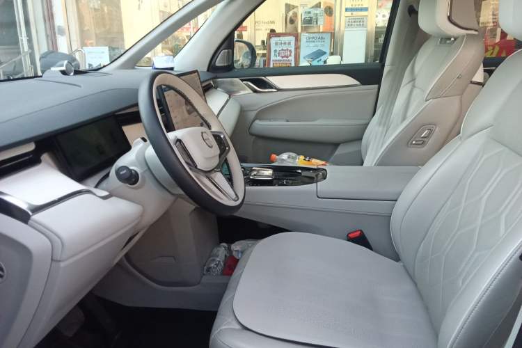 Used Volvo EM90 2025 Ultra Six-Seater Left Front Seat