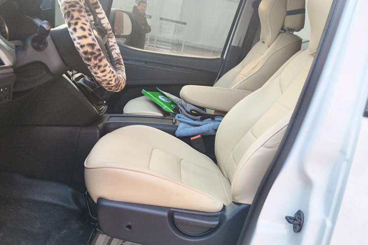 Used JAC Refine M3 2025 PLUS 1.8L Manual Comfort Edition 9 Seats
