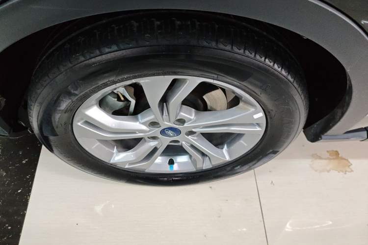 Used Ford Equator Sport 2023 EcoBoost 170 Elite Model Left Front Wheel Hub