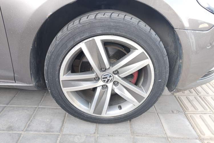 Used Volkswagen FAW-Volkswagen CC 2015 2.0 TSI Luxury Model Right Front Wheel Hub