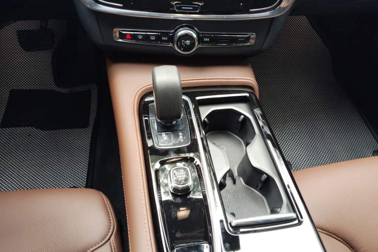 Used Volvo S90 New Energy 2025 Plug-in Hybrid Four-Wheel Drive Long-Range Zhiyi Luxury Edition Gear Lever