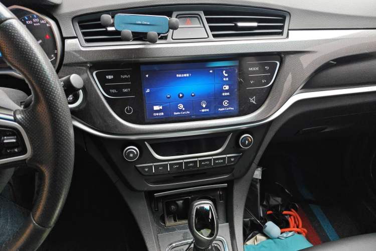 Used Geely Auto Emgrand 2017 Sedan Million Edition 1.5L CVT Upward Version Audio And AC Panel