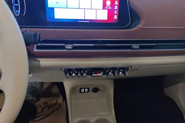 Used ORA Good Cat 2022 Morandi Edition 400km Standard Range Premium Version Lithium-Ion Battery
