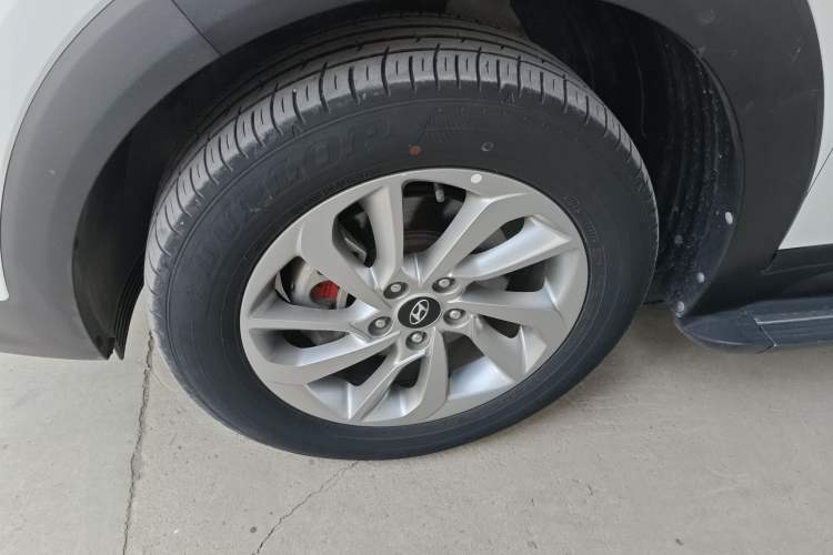 Used Hyundai Tucson 2015 1.6T Dual-Clutch Two-Wheel-Drive Smart Model Left Front Wheel Hub