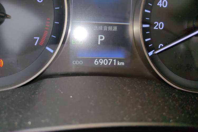 Used Lexus ES 2015 200 Elite Edition Odometer Close Up