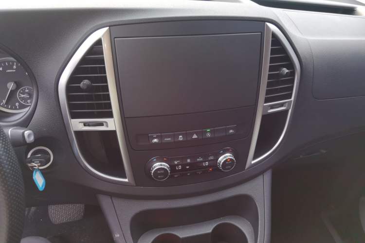 Used Mercedes-Benz Vito 2023 2.0T Business Version 7 Seats Audio And AC Panel