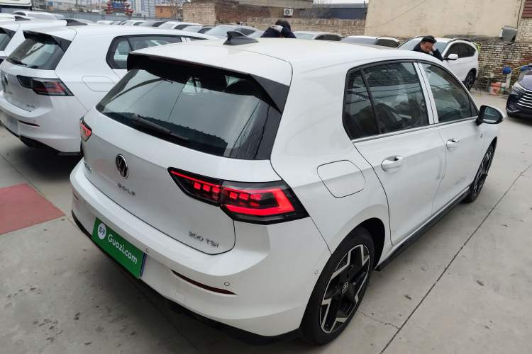 Used Volkswagen Golf 2025 300TSI R-Line
