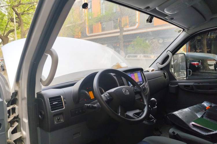 Used Dongfeng Yufeng 2021 2.4T Rear-Drive Van Long Wheelbase High Roof Dual Rear Tires 3-Seater China VI Emission Standard YCY24140-60 Center Console